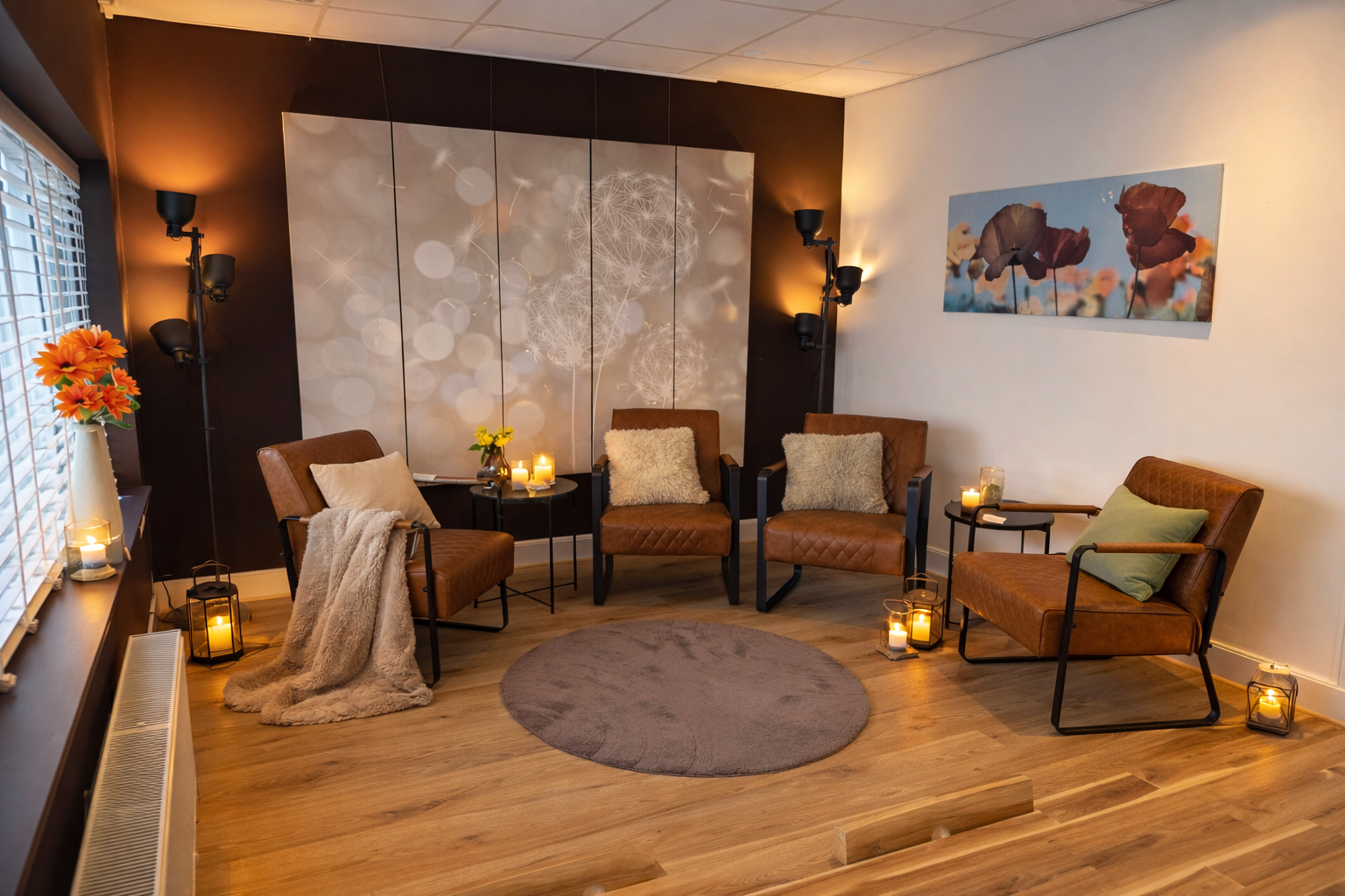 Warme zitkamer met comfortabele fauteuils en kaarslicht